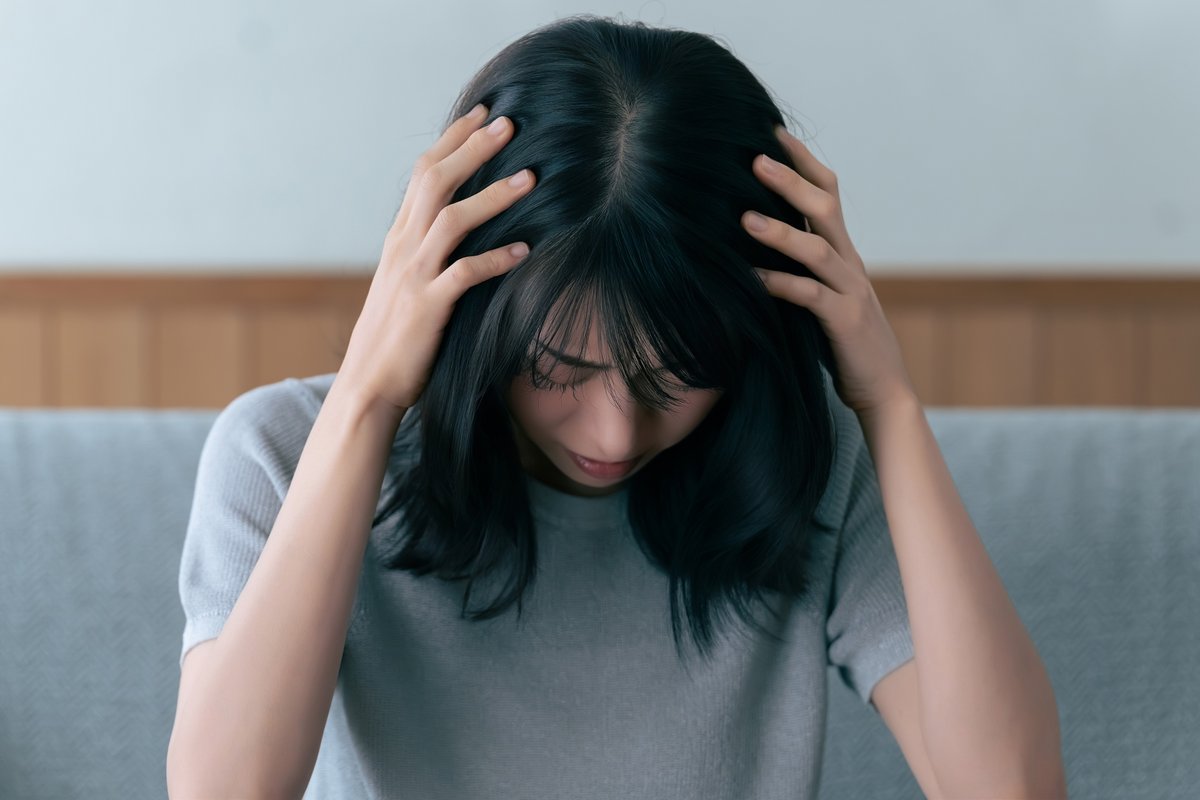 悩める20代女性の肌アップ写真