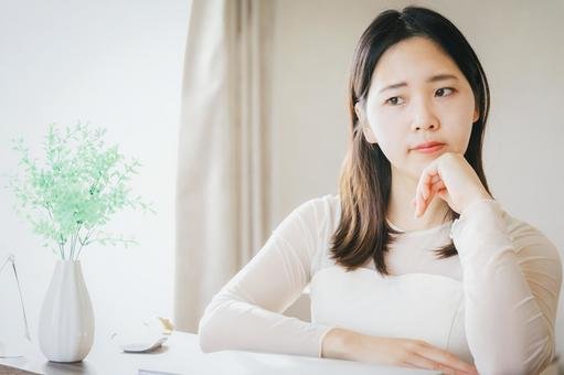 悩める20代女性の肌アップ画像